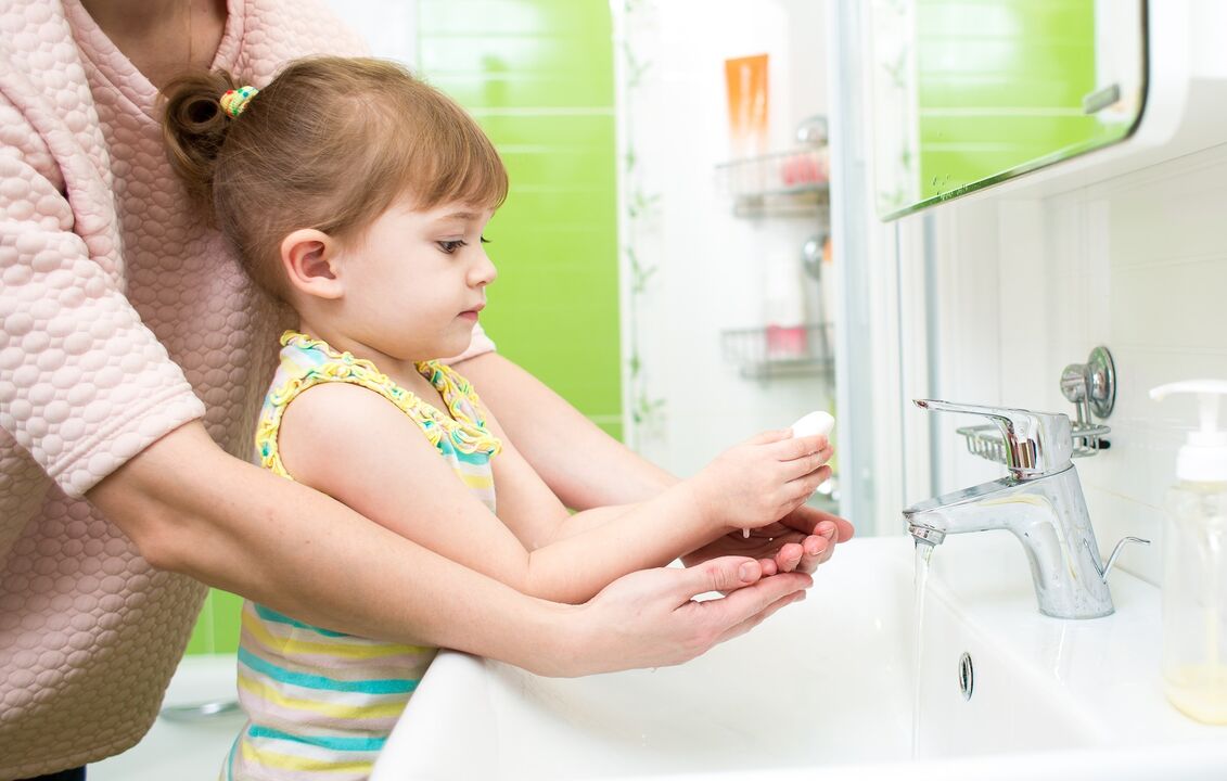 käte pesemine seebiga, et vältida parasiitidega nakatumist